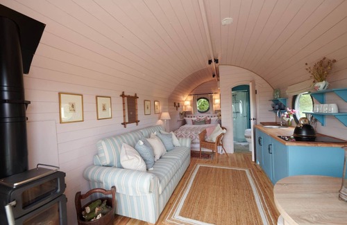 Banbury House | Cabins in Oxfordshire with Hot Tub & Meadow Views