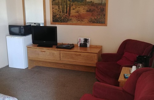 McLean Hotel | Cactus Inn