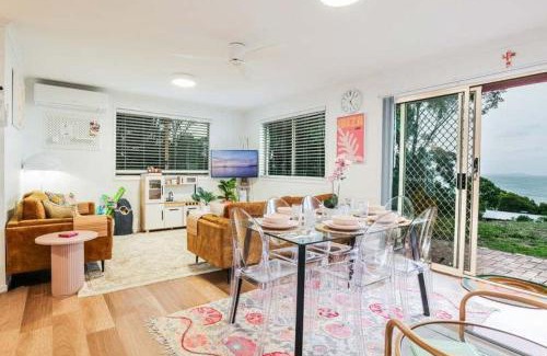 Seventeen Seventy Apartment | Cake By The Ocean - Gorgeous Views, Pet & Family Friendly Retro Beach House in 1770