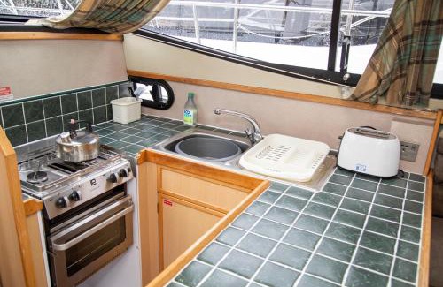 Kinmylies Boat Rental | Caley Cruisers