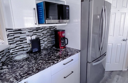 Arbour Lake House | Calgary- single king room &private bathroom close LRT&free parking