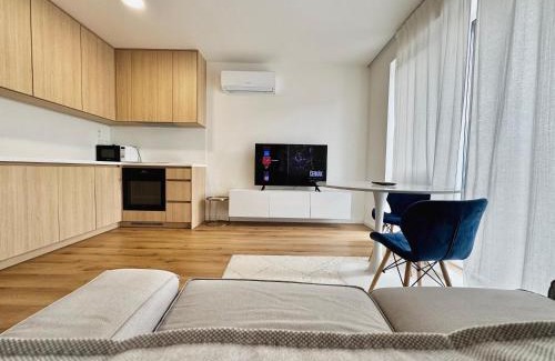 Lorincik Apartment | Calm and Modern Flat with Free Parking 10mins on bus to City Centre 1min walk to Bus stop