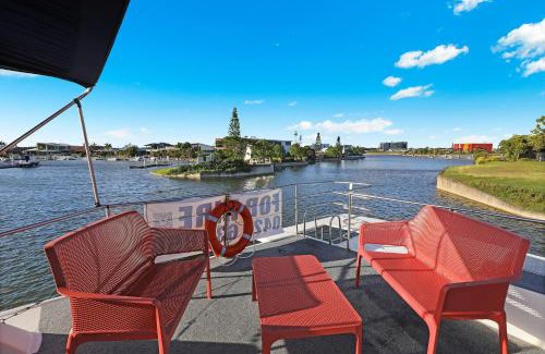 Pelican Waters Boat Rental | Caloundra Houseboats