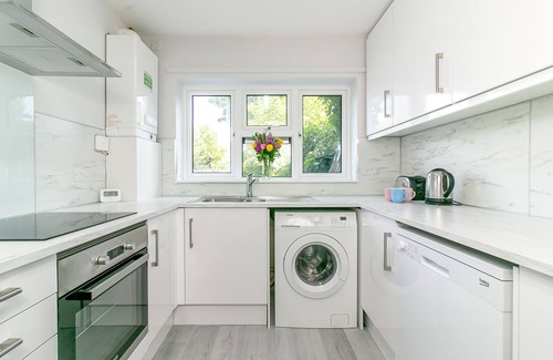 Arbury House | Cambridge 4 bed house. Sleeps 6. Parking &Terrace. 20min walk into town.