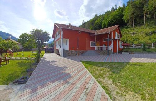 Brezoi House | Camere Ema