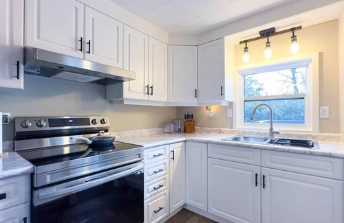 Bayfield Cottage | Cameron's Peaceful Pines, King Bed!