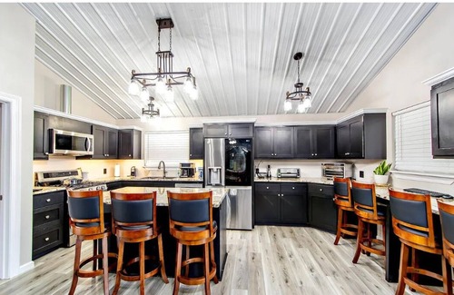 Chauvin House | Camp COCO 4-bed, 4 bath in Fisherman's Paradise!