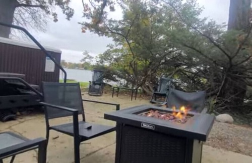 Alto House | Campau Lake Sunny Days, King Bed hot tub, boat, kayak Lakefront