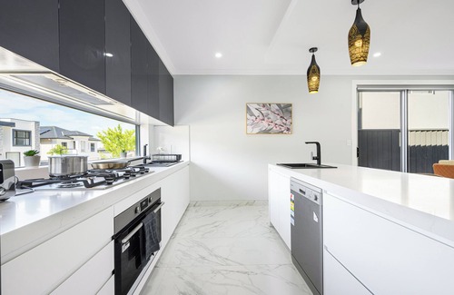 Campbelltown House | Campbelltown/5BR/Double Living Room/Convenient Transportation/Free Parking/