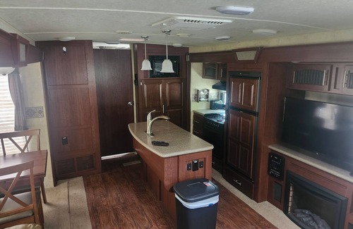 Jamestown RV Rental | Camper sleeps 4 Located at Lake Cumberland State Park Entrance. Boat Ramp 3min