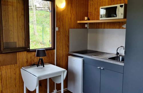 Navarrenx Ski Chalet | Camping Beau Rivage * - Chalet Malin 13m2 - 1 bedroom with toilet- shower to the sanitary of the campsite - 4 people