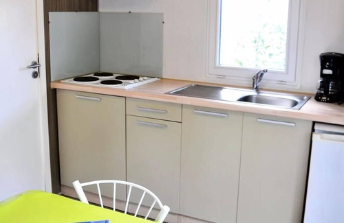 Castelnau-de-Guers House | Campsite Residential La Pinède * - Corsaire CONFORT -1 bedroom 20m2- *Clim, terrace, TV* 2 persons
