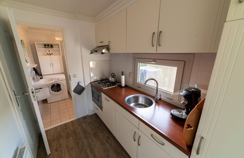 Giethoorn House | Canal-Side Stay, Giethoorn