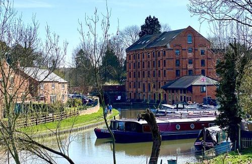 Blisworth House | Canal View Cottage with Log Fire & Parking