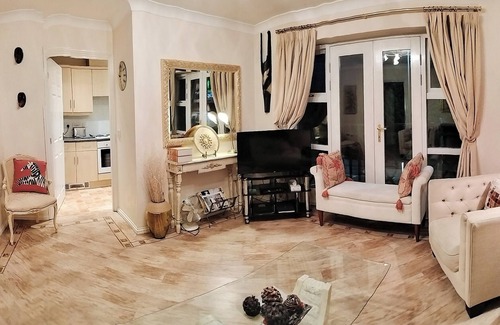 Hemel Hempstead Apartment | Canalside Chic – Your London Escape Starts Here! WIFI and Airport Transfers