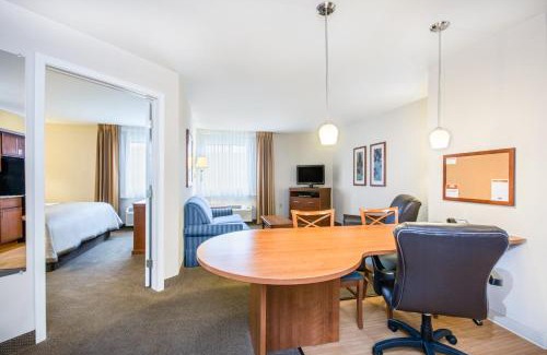 Cranberry Township Hotel | Candlewood Suites Pittsburgh-Cranberry by IHG