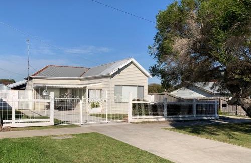 Wonthaggi House | Canterbury Cottage - dog friendly - fully fenced