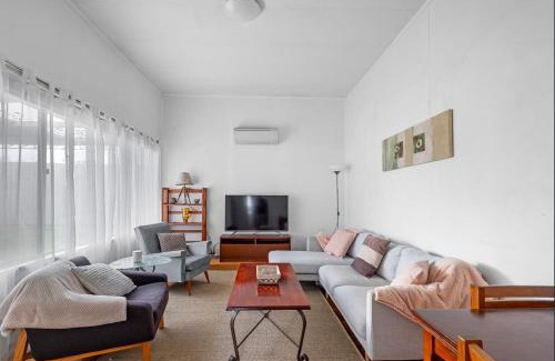 Wonthaggi House | Canterbury Cottage - dog friendly - fully fenced