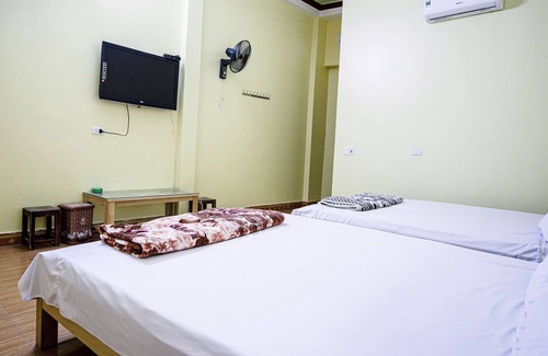 Meo Vac House | cao nguyên đá , hoa tam giác mạch