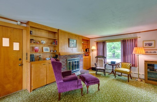 Farmington House | Cape House in Farmington with Shared Outdoor Pool!