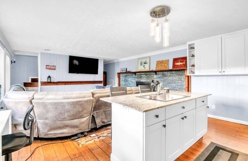Rock Harbor House | Cape Norris Lake House