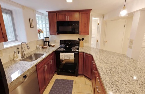 H Street Corridor Apartment | Capitol Hill Delight With Patio
