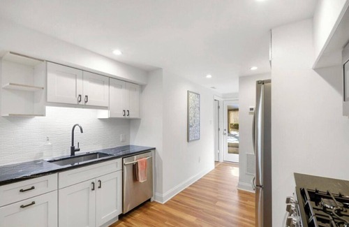 Southeast House | Capitol Hill & Eastern Market beauty w/parking