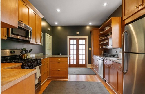 Broadway House | Capitol Hill Gem | Hot Tub + Walk to Everything