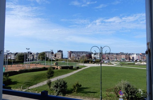 Mers-les-Bains Apartment | CAPRICES DE MER Apartment with large balcony and view 300 m from the beach Queen Size bed