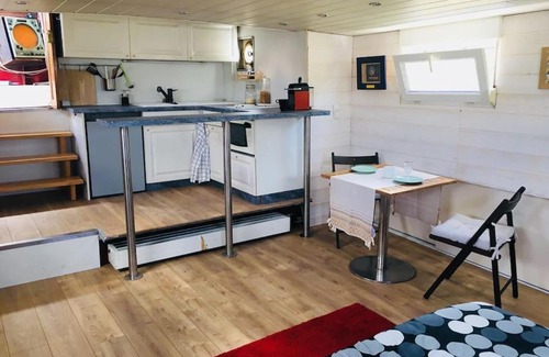 Orangerie Boat Rental | Captain's cabin: Cosy flat on a house boat