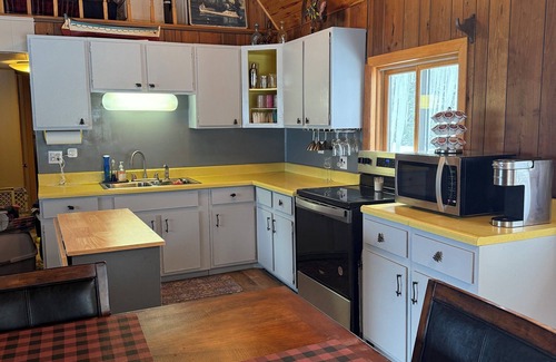 Newberry Cabin | Captain's Cottage Lake Superior Beachfront Deer Park