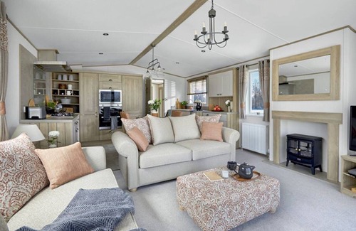 South Cerney House | Captivating Bluebell Lodge 2-bed Cotswolds Caravan