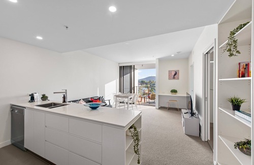 Toowong Apartment | Captivating Convenience! 1Bed/1Bath/1Car/Views