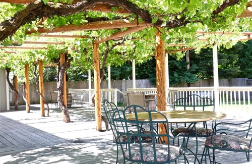 Josephine County Condo | Caramella Room at Kerbyville Inn