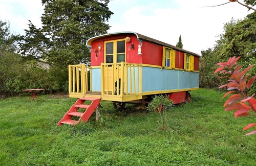 Pech-Luna Apartment | Caravan 'Roulotte Gypsie Violette' with Shared Pool, Private Garden and Wi-Fi