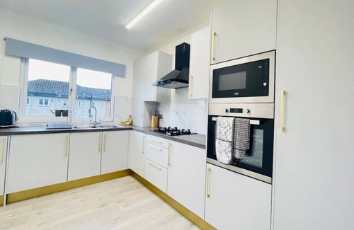 Crookston Apartment | Cardonald Central - stylish three bedroom apartment