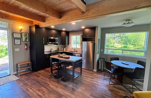 Tierra Del Mar House | Cargo Cove-New cozy container home! Block to beach.
