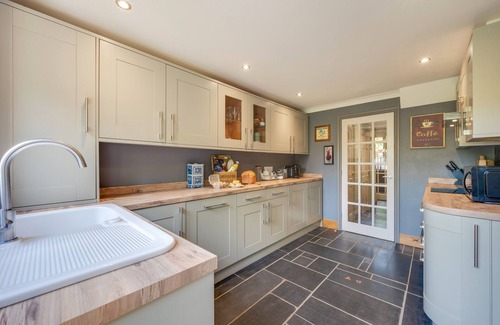 Lowestoft House | Carisbrooke - Three Bedroom House, Sleeps 6