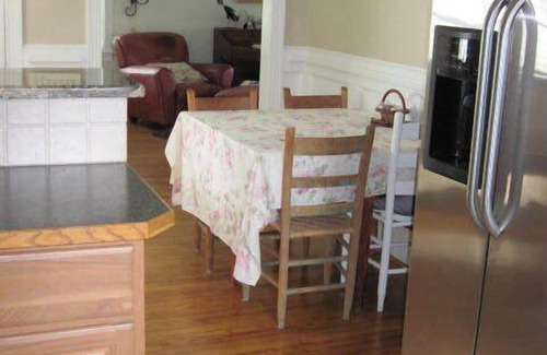 Lexington Cottage | Carol's Cottage. 1/2 mile from Virginia Horse Center. 2 miles to VMI, W&L, Lex!