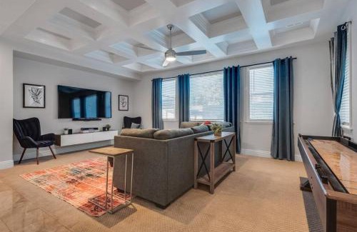 Henderson House | Carolina Blue Luxurious NV Retreat