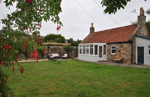 Pittenweem House | Carpenters Cottage- coastal stay with garden