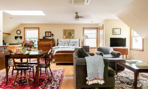 Chestertown Apartment | Carriage House Hideaway In Center of Chestertown