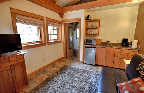 Alyeska Cottage | Carriage House - Kobuk's Cozy Timber frame Cottage