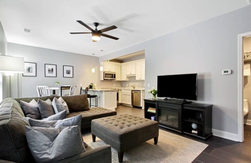 Metropolitan House | Carriage House W/Hot Tub! Near Starland Yard