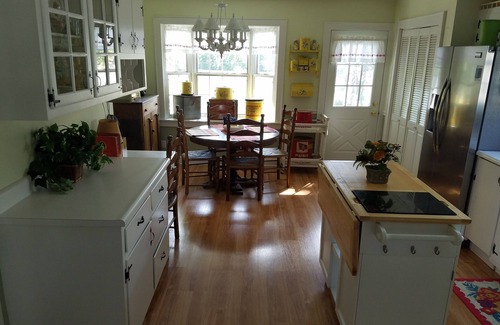Ashland House | Carroll Manor: RecentlyRenovated English Tutor. Sleeps 8