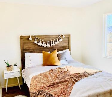 Joshua Tree House | Casa Agave: Comfy Joshua Tree Cottage With Free Breakfast Bar