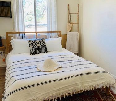 Joshua Tree House | Casa Agave: Comfy Joshua Tree Cottage With Free Breakfast Bar