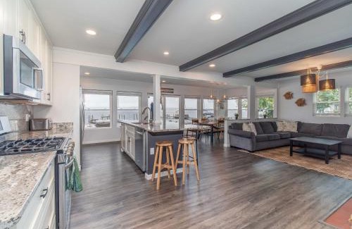 Mayville Villa | Casa Andante - Lakefront Escape