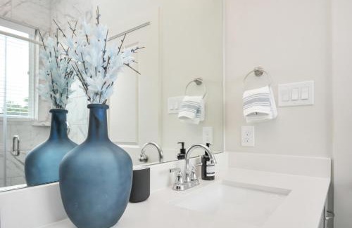 Riverside Terrace House | Casa Azure - New Modern 3 BR, Med Center, NRG, UH