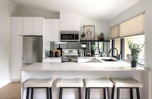 Edmonton Apartment | Casa Bramble Luxury 2Bed Suite near UofA Hospital